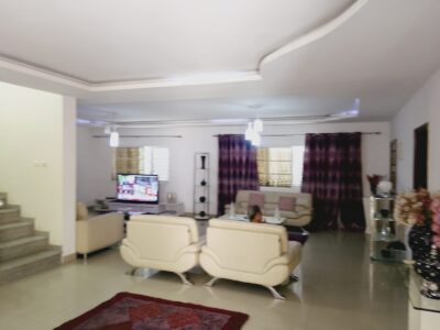 VENDE-SE VIVENDA V5 DUPLEX DEFRONTE A ESTRADA A CASA ESTÁ LOCALIZADA NA ESTRADA DIREITA DO NOVA VIDA À VILA DO GAMEK, DEFRONTE AO CONDOMÍNIO INFINITY GOLD