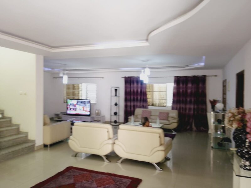 VENDE-SE VIVENDA V5 DUPLEX DEFRONTE A ESTRADA A CASA ESTÁ LOCALIZADA NA ESTRADA DIREITA DO NOVA VIDA À VILA DO GAMEK, DEFRONTE AO CONDOMÍNIO INFINITY GOLD
