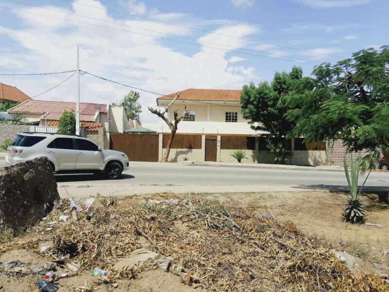 VENDE-SE VIVENDA V5 DUPLEX DEFRONTE A ESTRADA A CASA ESTÁ LOCALIZADA NA ESTRADA DIREITA DO NOVA VIDA À VILA DO GAMEK, DEFRONTE AO CONDOMÍNIO INFINITY GOLD