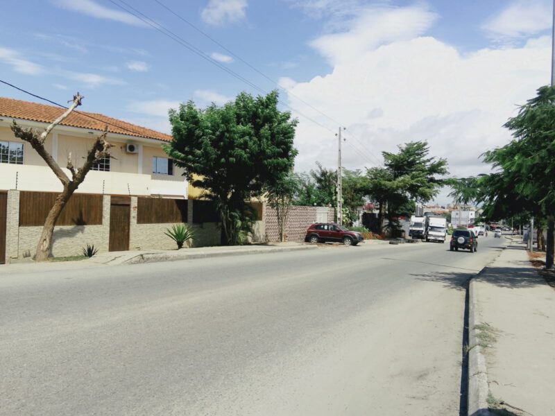 VENDE-SE VIVENDA V5 DUPLEX DEFRONTE A ESTRADA A CASA ESTÁ LOCALIZADA NA ESTRADA DIREITA DO NOVA VIDA À VILA DO GAMEK, DEFRONTE AO CONDOMÍNIO INFINITY GOLD