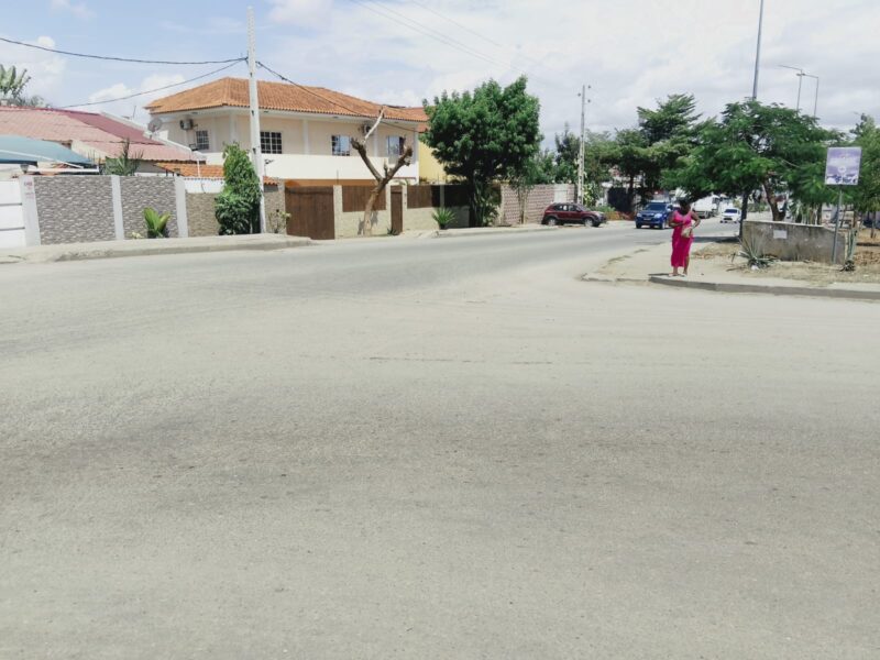 VENDE-SE VIVENDA V5 DUPLEX DEFRONTE A ESTRADA A CASA ESTÁ LOCALIZADA NA ESTRADA DIREITA DO NOVA VIDA À VILA DO GAMEK, DEFRONTE AO CONDOMÍNIO INFINITY GOLD