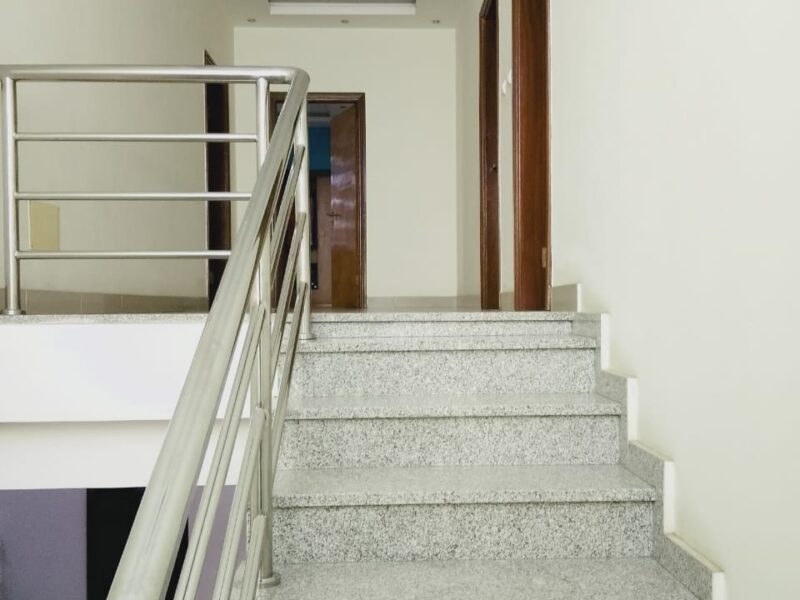 VENDE-SE VIVENDA V5 DUPLEX DEFRONTE A ESTRADA A CASA ESTÁ LOCALIZADA NA ESTRADA DIREITA DO NOVA VIDA À VILA DO GAMEK, DEFRONTE AO CONDOMÍNIO INFINITY GOLD