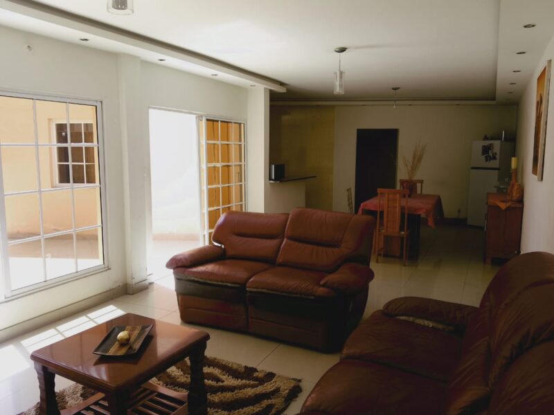 VENDE-SE VIVENDA V5 DUPLEX DEFRONTE A ESTRADA A CASA ESTÁ LOCALIZADA NA ESTRADA DIREITA DO NOVA VIDA À VILA DO GAMEK, DEFRONTE AO CONDOMÍNIO INFINITY GOLD