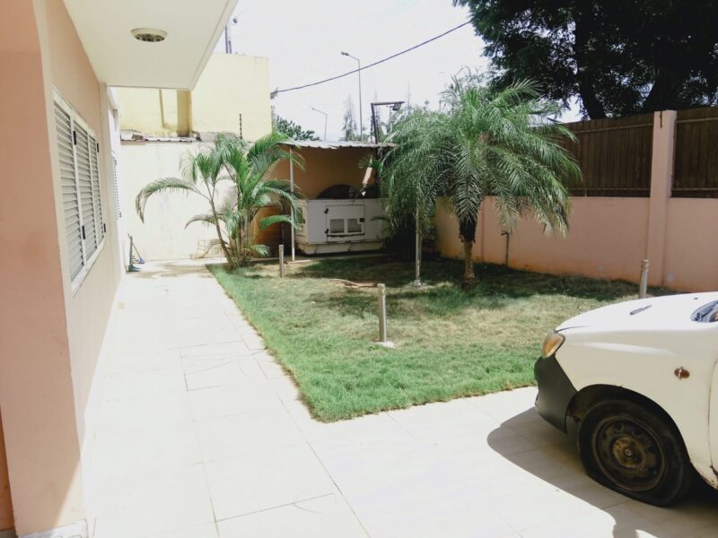 VENDE-SE VIVENDA V5 DUPLEX DEFRONTE A ESTRADA A CASA ESTÁ LOCALIZADA NA ESTRADA DIREITA DO NOVA VIDA À VILA DO GAMEK, DEFRONTE AO CONDOMÍNIO INFINITY GOLD