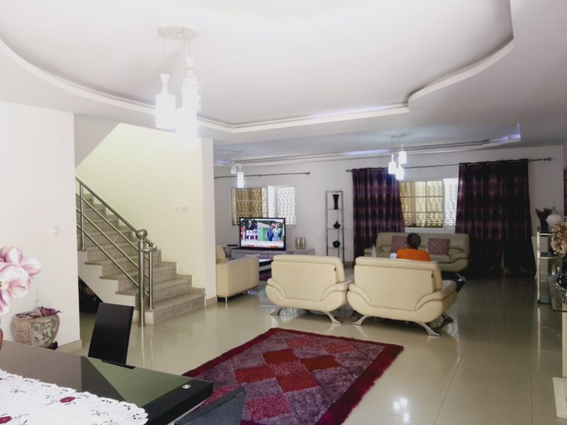 VENDE-SE VIVENDA V5 DUPLEX DEFRONTE A ESTRADA A CASA ESTÁ LOCALIZADA NA ESTRADA DIREITA DO NOVA VIDA À VILA DO GAMEK, DEFRONTE AO CONDOMÍNIO INFINITY GOLD