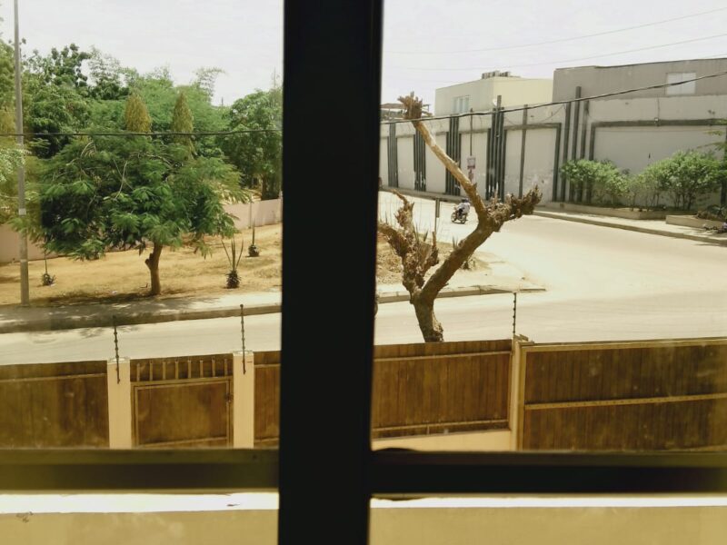 VENDE-SE VIVENDA V5 DUPLEX DEFRONTE A ESTRADA A CASA ESTÁ LOCALIZADA NA ESTRADA DIREITA DO NOVA VIDA À VILA DO GAMEK, DEFRONTE AO CONDOMÍNIO INFINITY GOLD