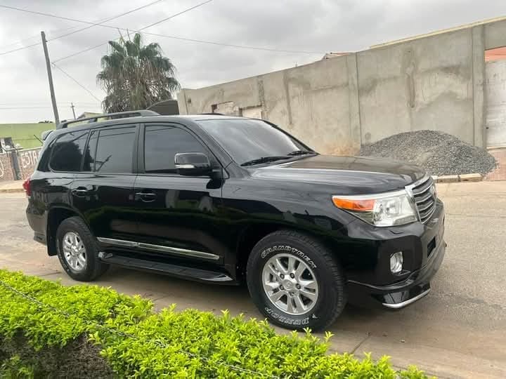 TOYOTA LAND CRUISER GXR V8