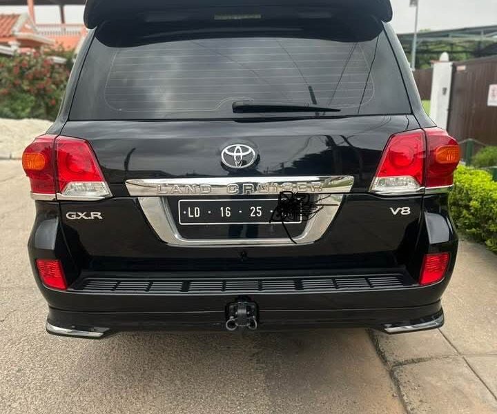 TOYOTA LAND CRUISER GXR V8