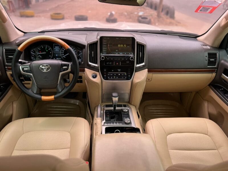 TOYOTA LAND CRUISER VXR V8
