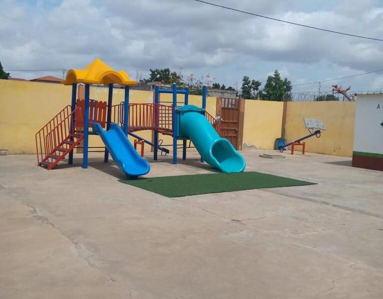 *Para Arrendar ou Venda Colégio no Camama Vila Kiaxi*