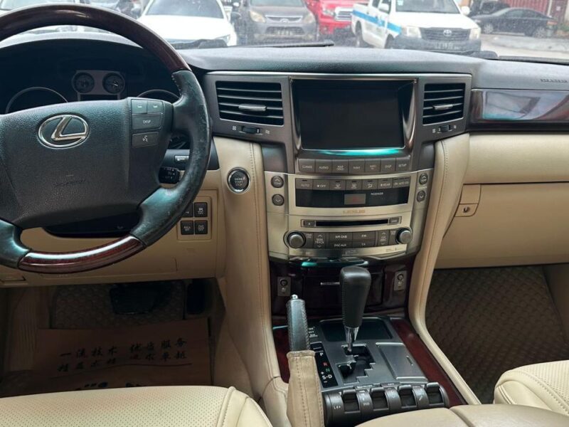 *Lexus LX570 2014*