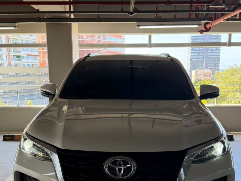 *TOYOTA FORTUNER SUV*