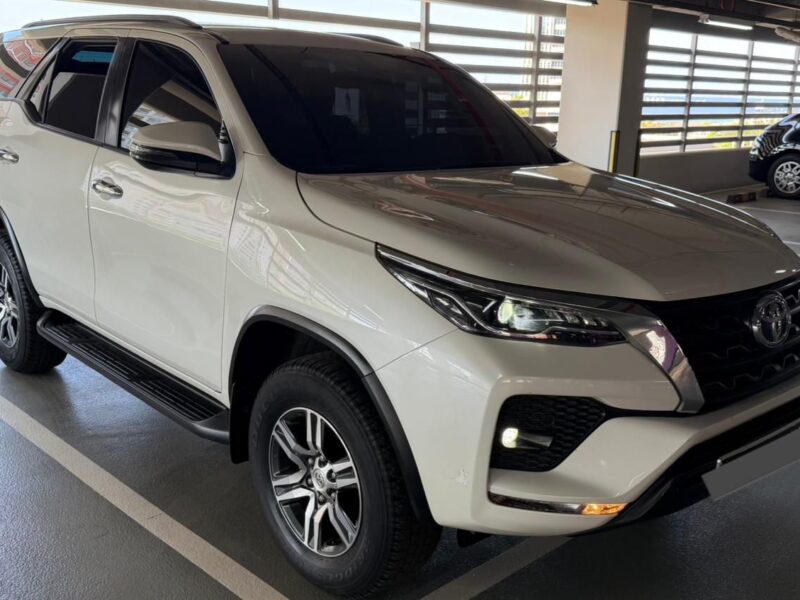 *TOYOTA FORTUNER SUV*