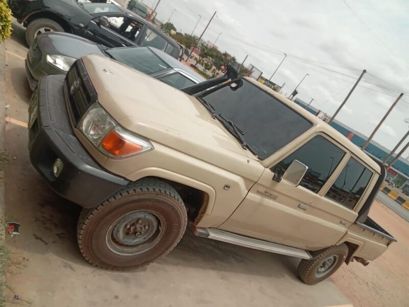 TOYOTA LAND CRUISER DUPLA CABINE