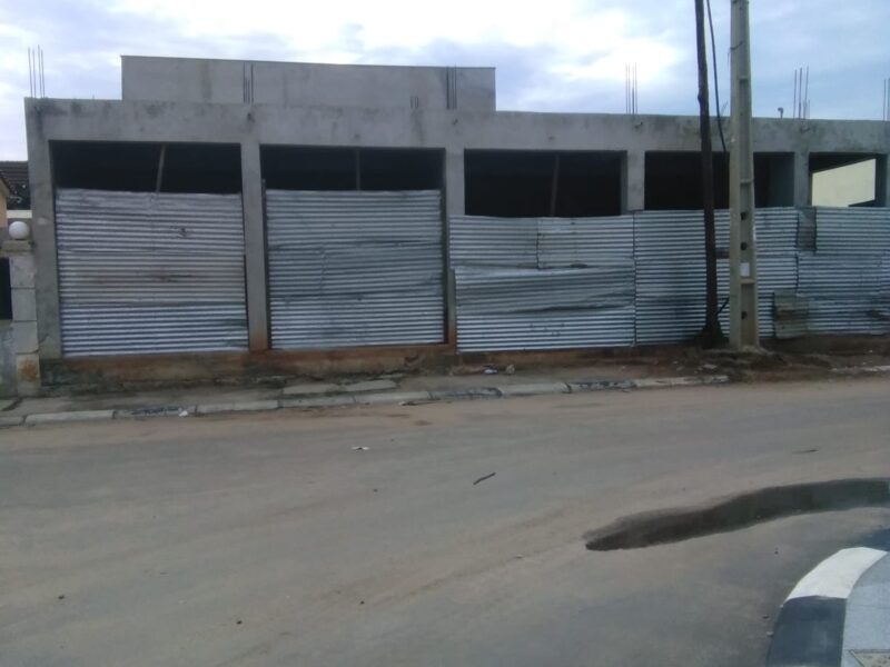 Espaço de três lojas