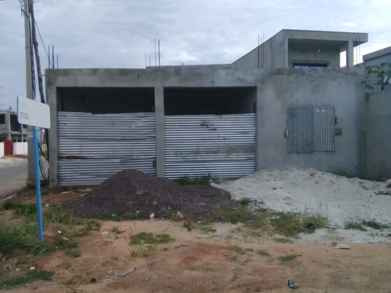 Espaço de três lojas