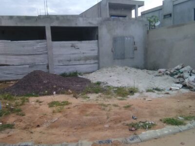 Espaço de três lojas