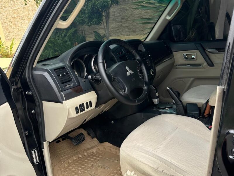 MITSUBISHI PAJERO LIMPO